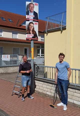 2022 08 21 Plakate aufhaengen mit Stefan Reieissig und Arne Schade Landtagswahlkampf Andrea Prell